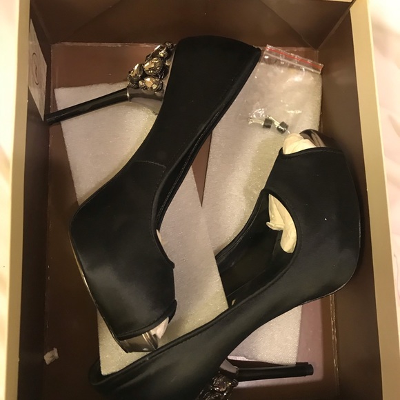 BCBG Max Azria heels - Picture 6 of 8